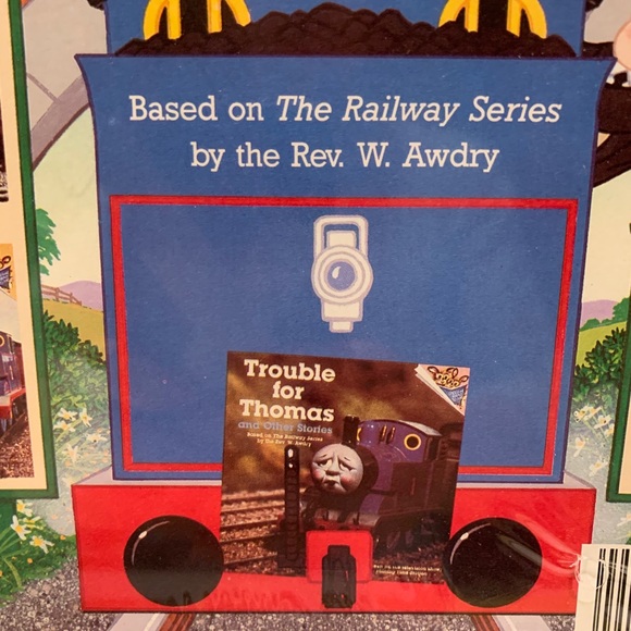 NWT THOMAS THE TANK ENGINE TAKE- ALONG LIBRARY. - Picture 7 of 9
